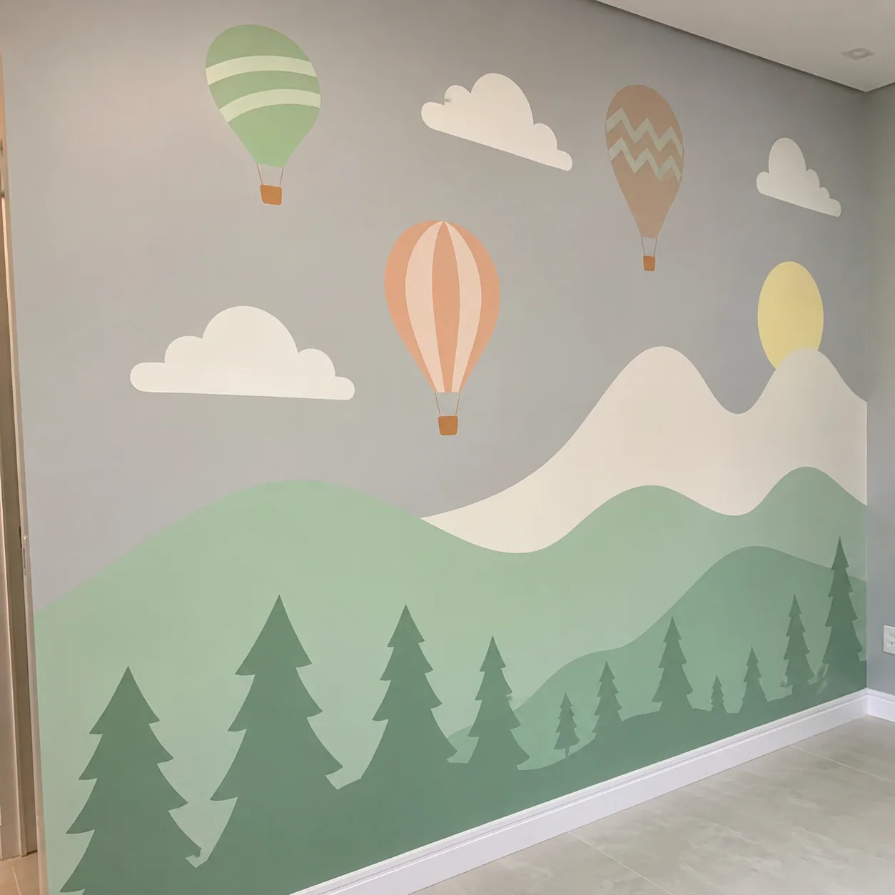 Detalhe de pintura infantil com balões coloridos, montanhas e pinheiros em flat design, arte por Uma Brisa Criativa