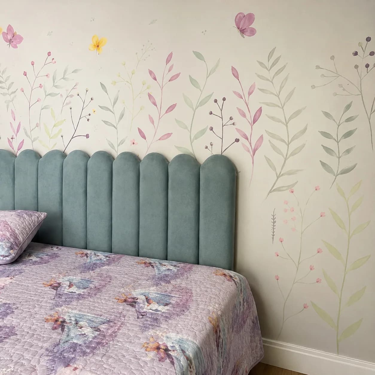 Pintura floral delicada com ramos, flores e borboletas na cabeceira de quarto de casal, Uma Brisa Criativa