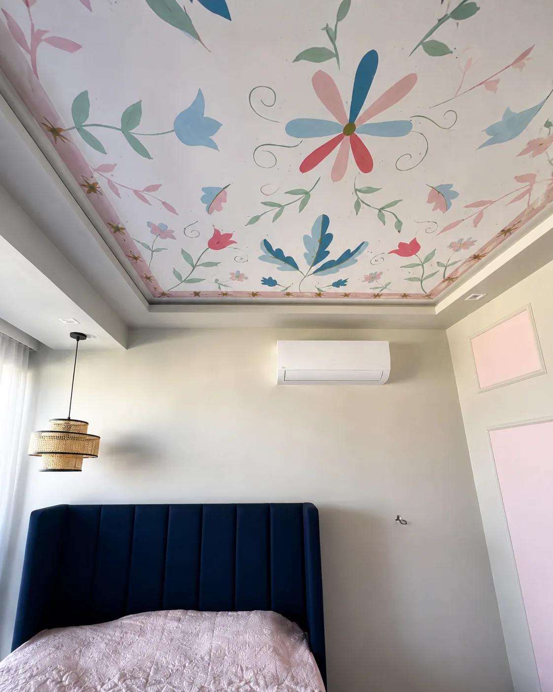 Pintura floral com arabescos no teto do quarto em tons de rosa e azul, arte em parede por Uma Brisa Criativa