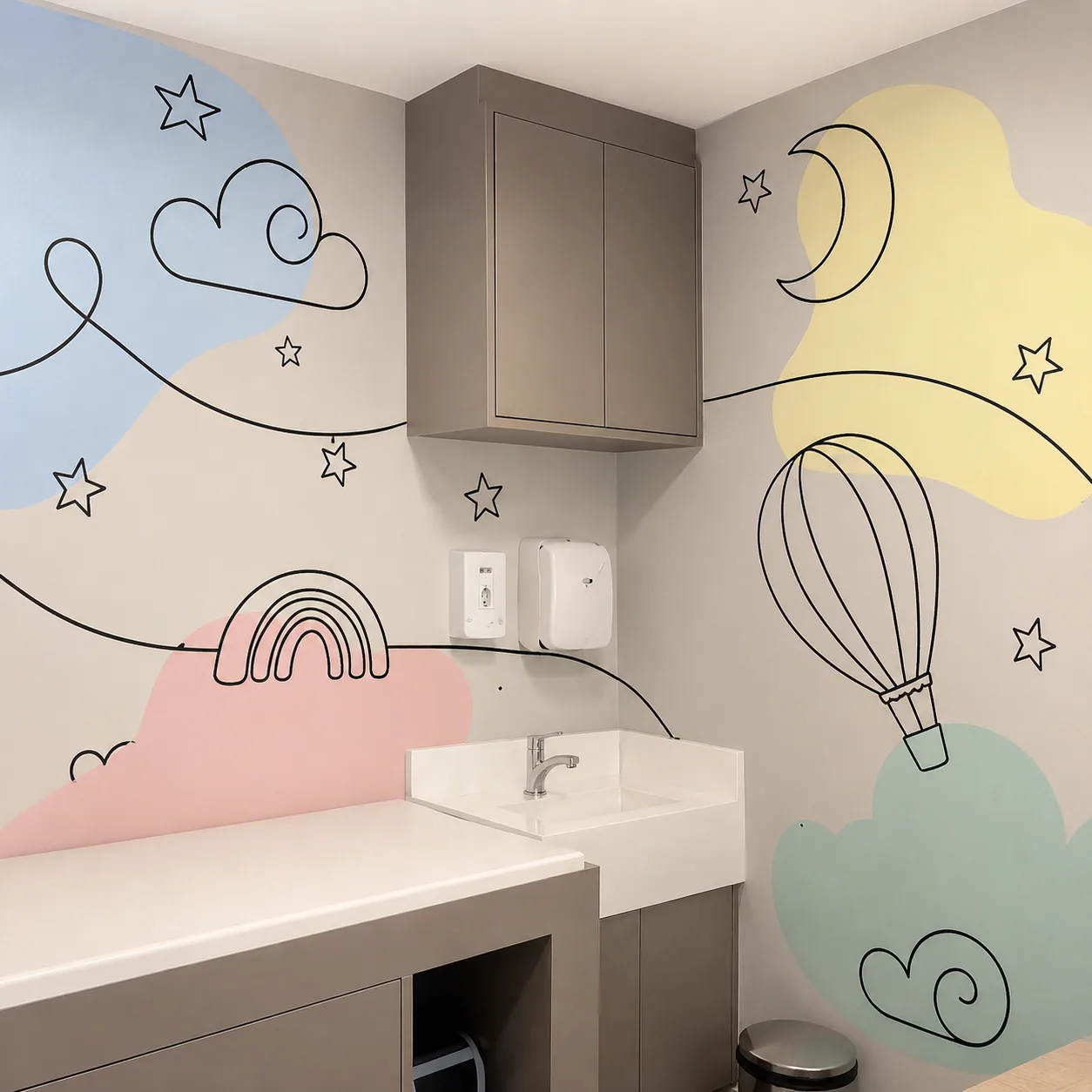 Pintura de line art preta sobre manchas pastéis com elementos lúdicos para clínica infantil, arte por Uma Brisa Criativa